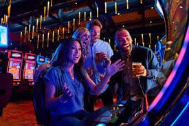 DM777 တိုက်ရိုက်ကာစီနို Real Dealer Live Baccarat ကစားနေသည့် မြင်ကွင်း